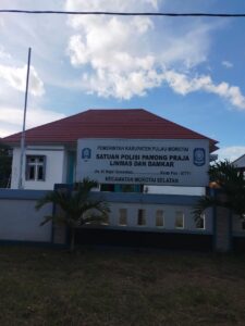 Persiapan Sambut Bupati Baru, Kasatpol PP Pulau Morotai Benahi Kantornya