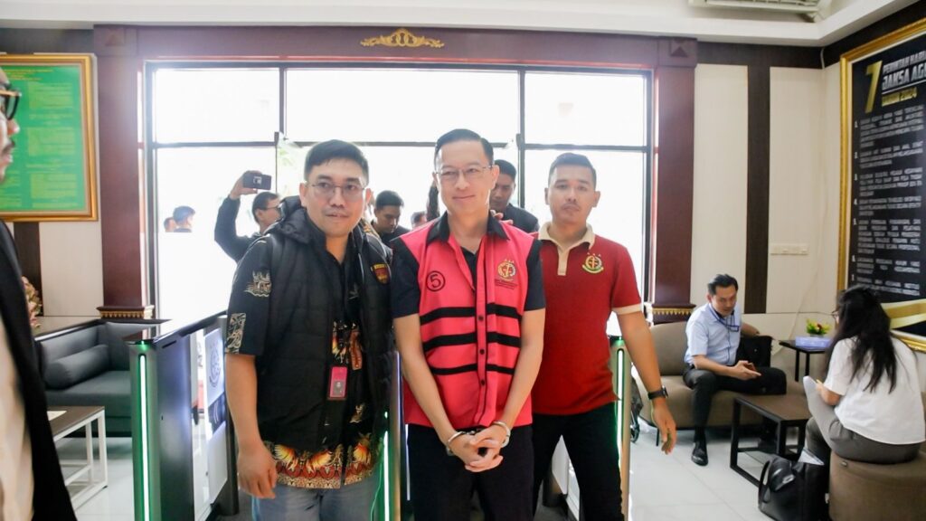 Kejagung RI Lakukan Penyerahan Tersangka dan Barang Bukti Dalam Perkara Impor Gula
