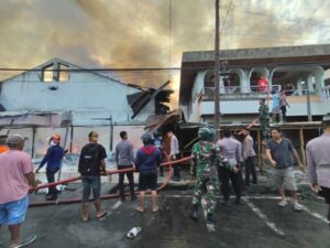 Sinergi TNI, Polri, dan Instansi Terkait Dalam Penanganan Kebakaran di Tobelo