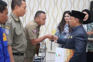 Terharu Atas Usaha dan Kerja Keras Para Petugas, Bupati Halut, Piet Hein Babua Beri Penghargaan