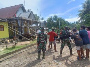 Koramil 1508-02/Galela Sigap Bantu Warga Terdampak Angin Puting Beliung