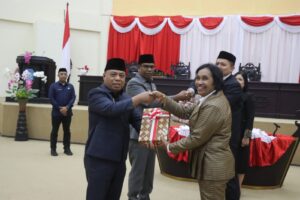 Ketua DPRD Halut, Christina Lesnussa Pimpin Rapat Paripurna Pengajuan Rancangan Perda tentang perubahan APBD dan Penandatanganan RPJMD Tahun 2025