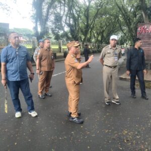 Pantau Pepohonan Tua Di Kawasan Pemerintahan, Ini Arahan Bupati Halut, Piet Hein Babua