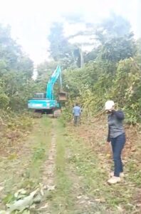 Bantu Bersihkan dan Timbun Jalan Tani, Warga Desa Sangowo dan Sangowo Barat Berterimakasih pada PT KMA