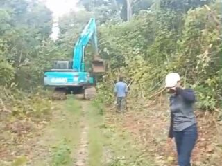 Bantu Bersihkan dan Timbun Jalan Tani, Warga Desa Sangowo dan Sangowo Barat Berterimakasih pada PT KMA